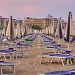 Experience The Breeze In Our Bright Flat * ביביונה