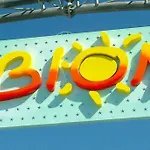 Experience The Breeze In Our Bright Flat ביביונה